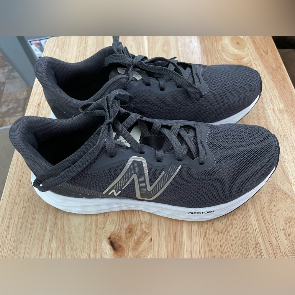 New Balance- women’s Fresh Foam Arishi V4, size 6.5 D (wide). Gently used. - Picture 3 of 6